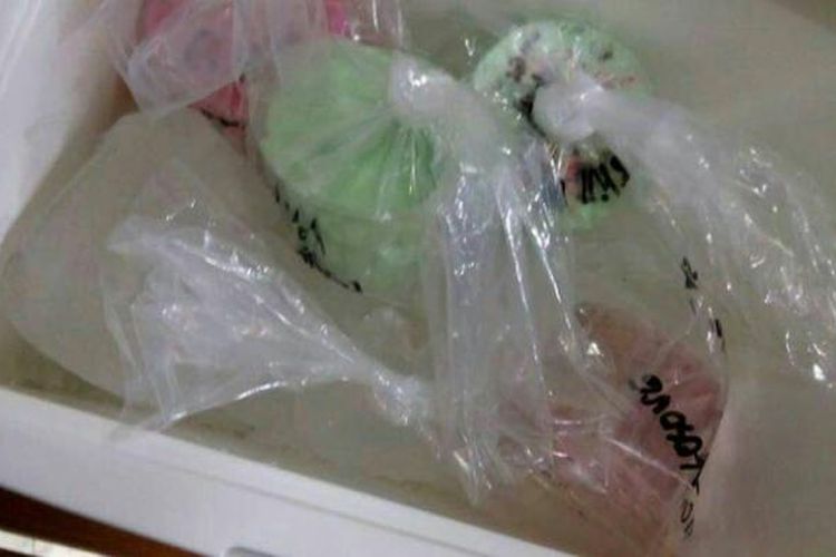 Sampel es krim yang dikonsumsi korban  yang dijadikan barang bukti untuk di uji di Laboratorium Kesehatan Daerah Provinsi (8/3/2017)