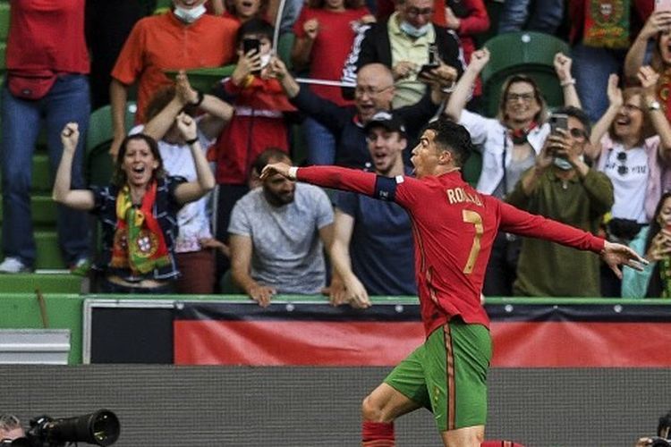 Cristiano Ronaldo berselebrasi usai mencetak gol dalam laga Portugal vs Swiss pada fase grup UEFA Nations League, Senin (6/6/2022).