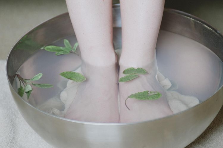 Ilustrasi merendam kaki. Rendaman kaki dengan rebusan isi rokok obat belum terbukti aman maupun bermanfaat bagi organ tubuh dan hanya didukung klaim tanpa dasar ilmiah.