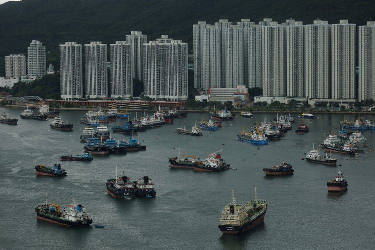 Perahu-perahu diparkir di tempat penampungan topan di Tseun Wan sebagai langkah antisipasi untuk menghadapi Topan Talim yang mendekat di Hong Kong pada tanggal 16 Juli 2023. China dan Vietnam juga mewaspadai kehadiran topan tersebut.
