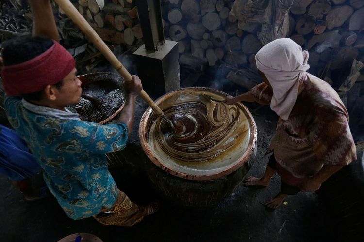 Pekerja menyelesaikan pembuatan dodol di rumah produksi dodol nyonya Lauw di kawasan Tangerang, Banten, Senin (28/1/2019). Menjelang Imlek permintaan dodol betawi mengalami peningkatan tiga kali lipat dengan harga jual Rp53.000 per kilogramnya.