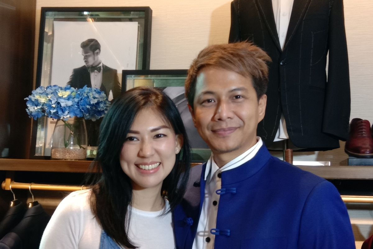 Delon Thamrin dan Aida Chandra saat melakukan fitting baju di Wong Hang Tailor. 