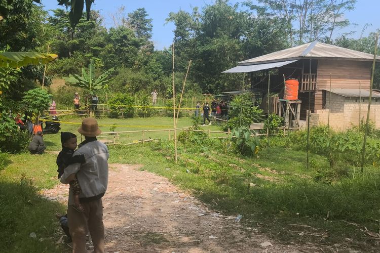 Lokasi penemuan jasad Aditya Warman di kebun kawasan Dealova Pangkalpinang  Jumat (8/8/2025).