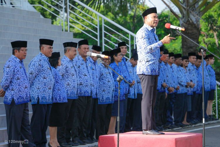 Gubernur Nusa Tenggara Timur (NTT) Viktor Bungtilu Laiskodat, saat memberi arahan depan peserta apel di Gedung Sasando Kantor Gubernur NTT, Jalan El Tari Kupang, Senin (17/2/2020) pagi