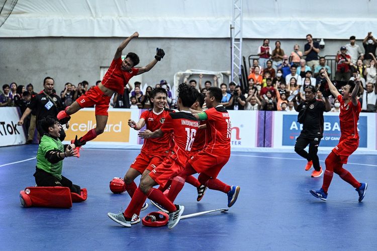Para pemain timnas hoki indoor putra Indonesia saat merayakan kemenangan dalam partai puncak SEA Games 2023 kontra Malaysia di Dinosaur Park Hall, Phnom Penh, Kamboja, Minggu (7/5/2023).
