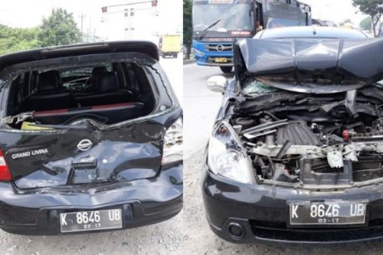 Mobil Grand Livina yang dikemudikan Agung Darmawan (27) penyok setelah terjepit oleh dua truk dalam kecelakaan beruntun di Jalan Raya Kaligawe, Genuksari, Kota Semarang, Jumat (19/1/2018) siang.