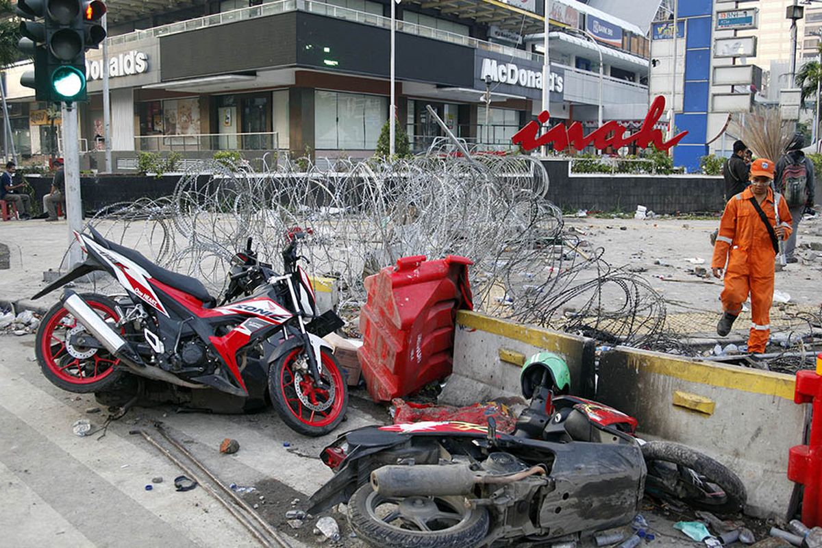 Suasana  pasca-kerusuhan di sekitaran Jalan MH Thamrin, Jakarta, Kamis (23/5/2019). Aksi unjuk rasa berujung ricuh terkait penetapan hasil rekapitulasi suara Pemilu 2019 oleh KPU terjadi di depan Kantor Bawaslu, berlangsung dari Selasa (21/5/2019) siang dan berlanjut hingga Rabu.