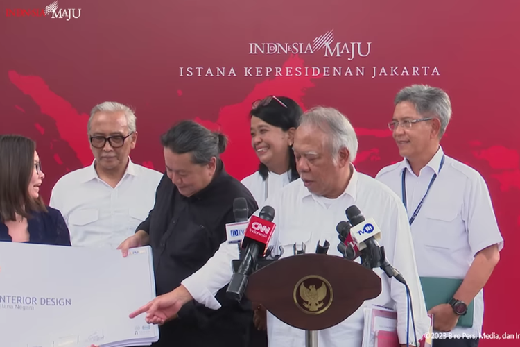 Menteri PUPR, Basuki Hadimuljono tengah menunjukan dokumen desain interior bangunan Istana Presiden di Ibu Kota Nusantara (IKN) yang sudah disetujui oleh Presiden Joko Widodo. 
