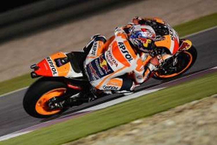 Pebalap Repsol Honda asal Spanyol, Dani Pedrosa, memacu motornya pada sesi latihan bebas kedua GP Qatar di Sirkuit Losail, Jumat (27/3/2015).