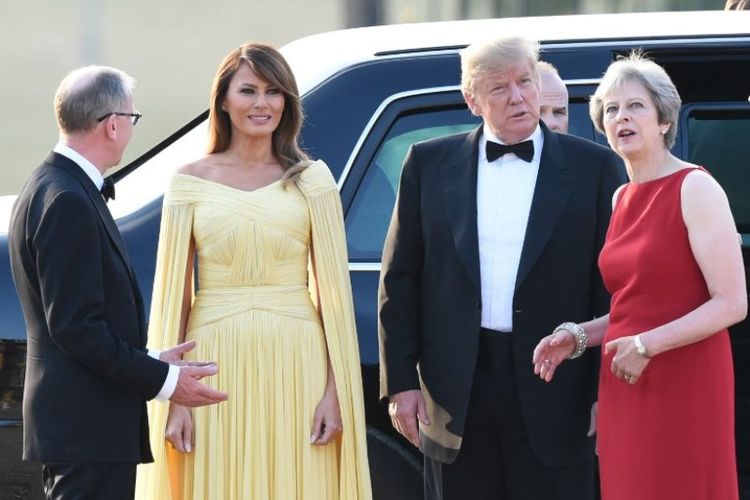Presiden AS Donald Trump dan Ibu Negara AS Melania Trump  disambut oleh Perdana Menteri Inggris Theresa May (kanan) dan suaminya Philip May (kiri) di Blenheim Palace, London, Kamis (12/7/2018). (AFP/Geoff Pugh)