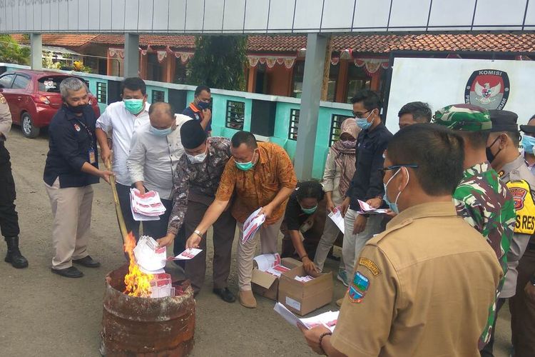 Komisioner KPUD Pangandaran memusnahkan surat suara rusak dan tidak dipakai di halaman kantor KPUD, Selasa sore (8/12/2020).