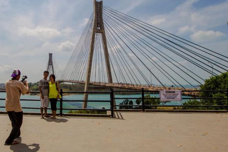 Warga berfoto dengan latar belakang pemandangan Jembatan Barelang di Batam, Kepulauan Riau, Minggu (8/2/2015). Jembatan ini merupakan satu dari enam jembatan yang dibangun untuk menghubungkan enam pulau di Batam, yaitu Pulau Batam, Pulau Tonton, Pulau Nipah, Pulau Rempang, Pulau Galang dan Pulau Galang Baru.