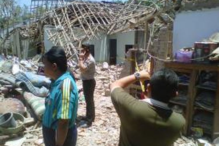 Rumah korban ledakan, Agus Suryadi (45) Warga gang Malabar Kelurahan Kota Kulon, Kecamatan Bondowoso, Bondowoso Jawa Timur, rusak parah, Minggu (29/9/13)