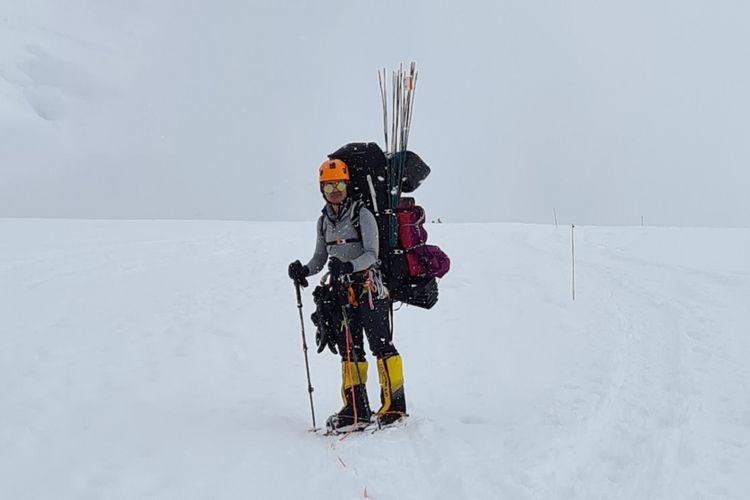 Putri Handayani dan Fandhi Achmad mendaki Gunung Denali, puncak tertinggi di Alaska, Amerika Serikat.