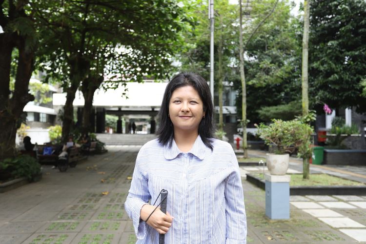 Kisah Angela Penyandang Tunanetra Sukses Masuk UGM, Pertama Kali Pakai Komputer Saat Ujian