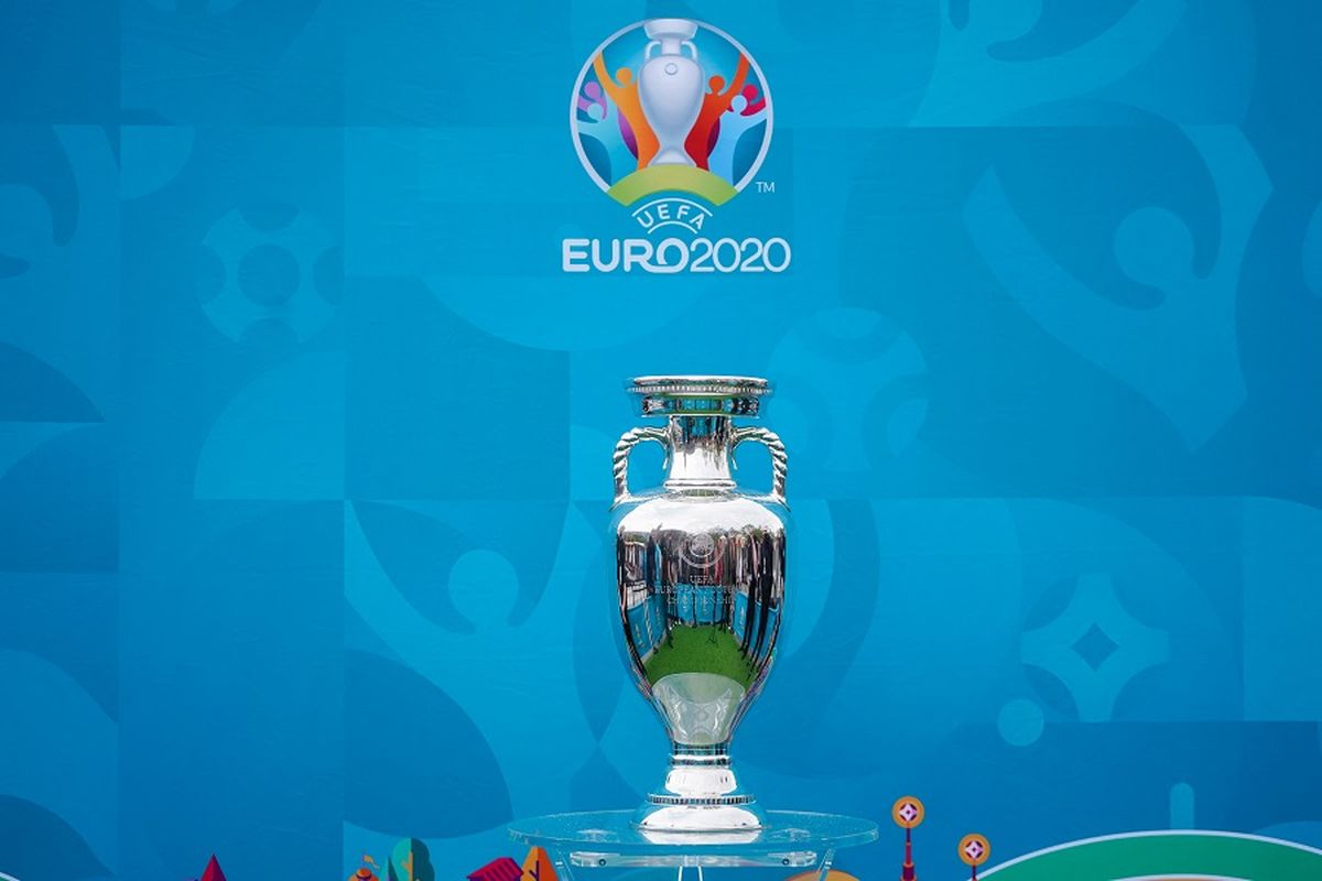 Trofi Euro 2020 atau Piala Eropa 2020 saat di Kings Cross Station di London pada 4 Juni 2021 pada tur trofi persiapan UEFA Euro 2020. Berikut jadwal 8 besar Euro 2020.