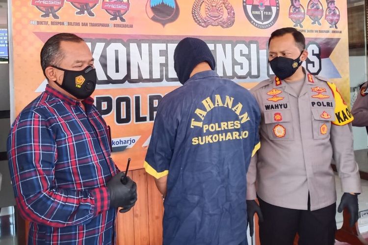 Pelaku spesialis pencuri aki yang mengaku anggota TNI saat dimintai keterangan dalam konferensi pers di Mapolres Sukoharjo, Jawa Tengah, Jumat (24/9/2021).
