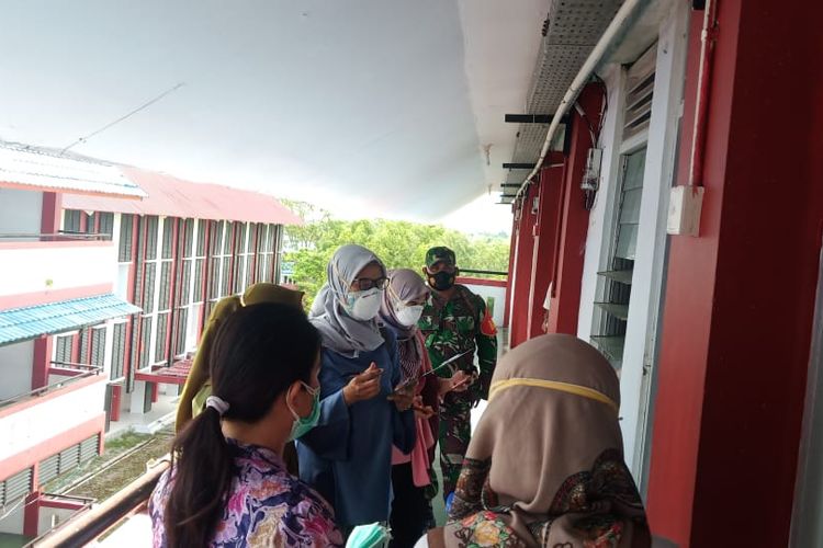 Tim pemantau dari Satgas Covid19 Nunukan Kaltara saat melakukan pendataan ulang deportan positif covid19 di lantai IV Rusunawa. Ada 2 deportan kabur, saat ini lantai IV dihuni 7 pasien deportan yang positiv covid