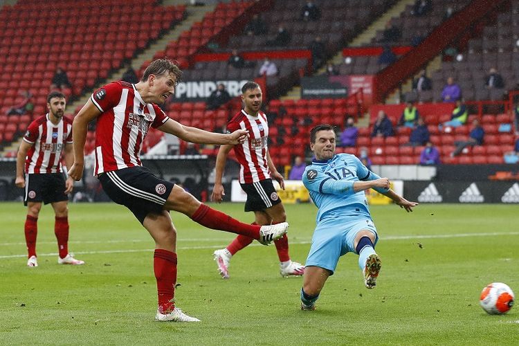 Gelandang Sheffield United Sander Berge (kiri) menendang bola untuk mencetak gol pembuka dalam pertandingan Premier League Liga Inggris antara Sheffield United vs Tottenham Hotspur di Bramall Lane di Sheffield, Inggris, pada 2 Juli 2020. 