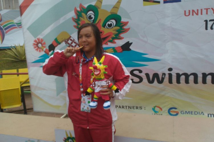 Perenang Indonesia, Adelia, berpose dengan medali emas yang dia raih usai menjuarai nomor 50 meter gaya dada putri ajang ASEAN School Games XI 2019 di Kolam Renang Jati Diri, Semarang, Jumat (19/7/2019).