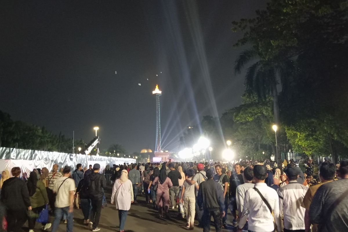 Suasana malam Monas, Jakarta Pusat dalam perayaan HUT ke-497 DKI Jakarta, Sabtu (22/6/2024)