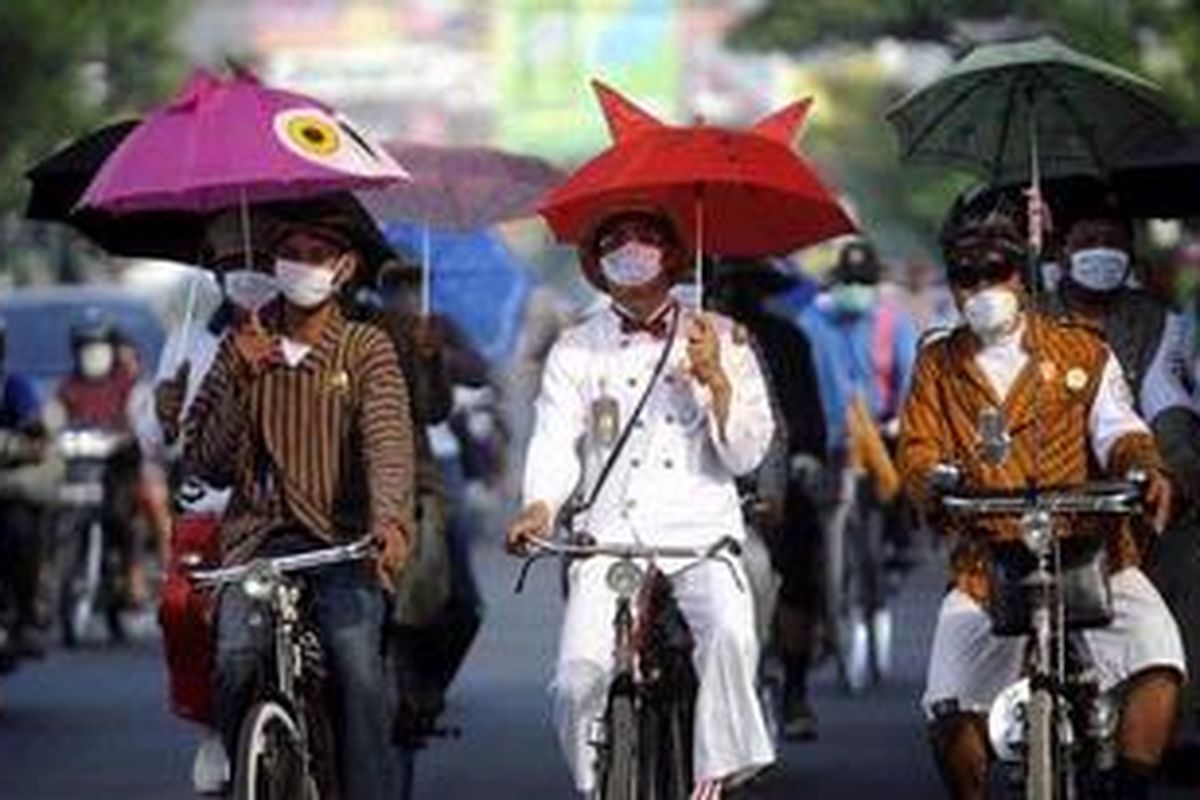 Dalam rangka memperingati Hari Bumi, penggemar sepeda tua yang tergabung dalam Semarang Onthel Community (SOC) keliling kota sebagai bentuk dukungan gerakan hentikan pemanasan global, Kota Semarang, Jawa Tengah, Minggu (19/4/2009). Mereka juga menggunakan masker dan payung sebagai bentuk keprihatinan atas berubahnya cuaca dan semakin tingginya polusi udara, khususnya di Kota Semarang. 