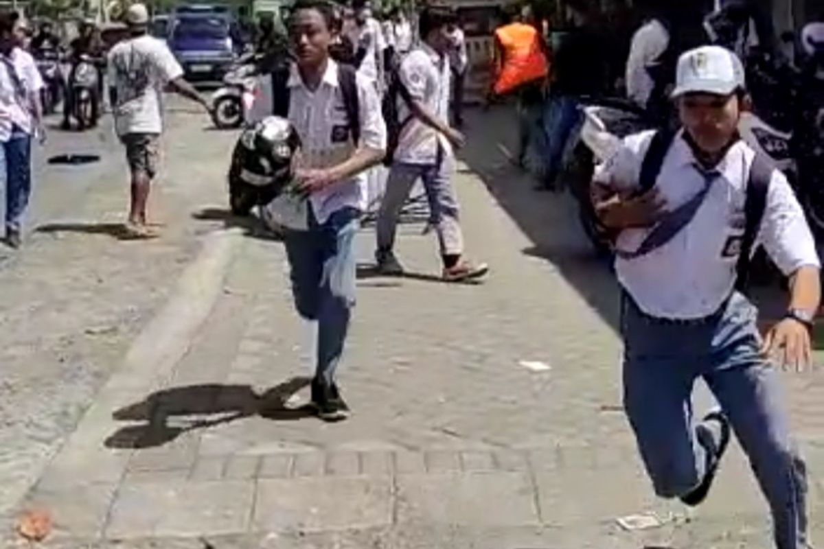 suasana tawuran pelajar SMK di Lombok Tengah