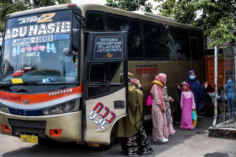 Calon penumpang bersiap naik bus di Terminal Kalideres, Jakarta Barat, Jumat (24/4/2020). Pemerintah memutuskan untuk melarang mudik lebaran 2021.