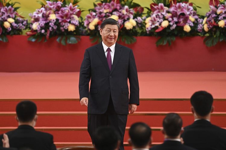 Presiden China Xi Jinping saat turun dari panggung setelah berpidato dalam peringatan 25 tahun penyerahan Hong Kong dari Inggris ke China pada Jumat (1/7/2022).