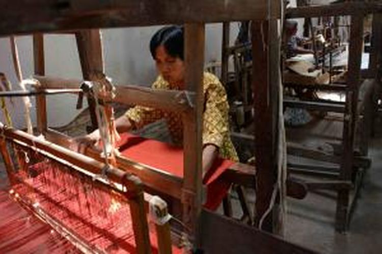 Dwi mengoperasikan alat tenun untuk menghasilkan tenunan dari serat pohon gebang yang akan digunakan untuk berbagai macam kerajinan di sentra kerajinan tenun Dusun Gamplong, Desa Sumberrahayu, Moyudan, Sleman, DI Yogyakarta, Senin (17/9/2012).