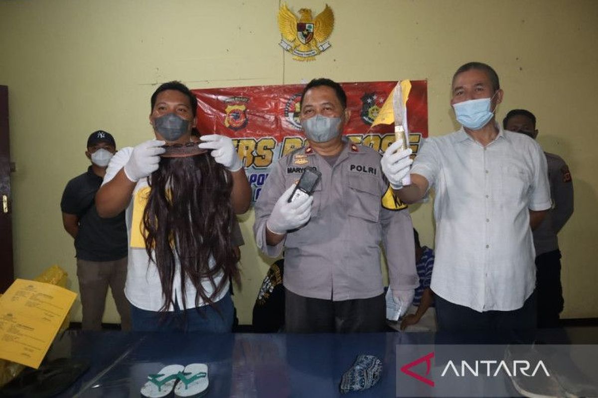 Polisi menunjukan barang bukti berupa pisau yang digunakan tersangka untuk membunuh pacarnya di Kecamatan Cibadak, Kabupaten Sukabumi, Jawa Barat, Senin (16/5/2022). 