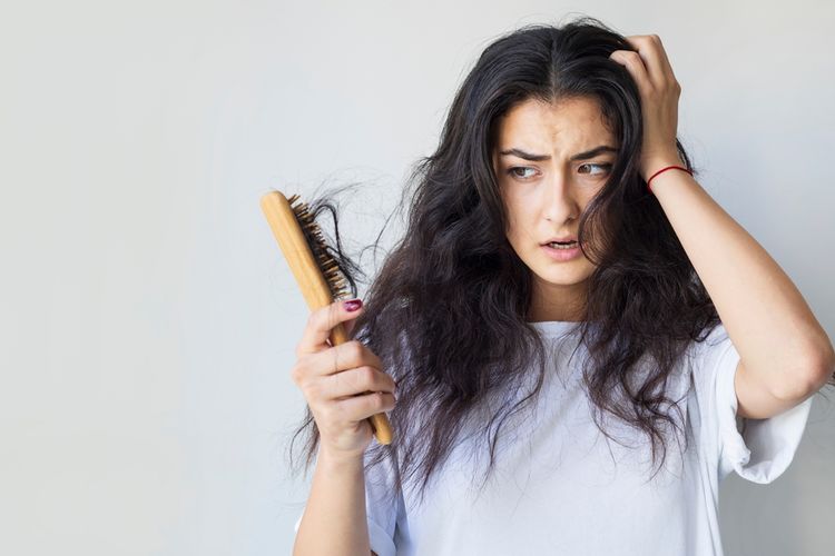 Ilustrasi rambut rontok. Kolagen dapat membantu mengatasi masalah rambut rontok.