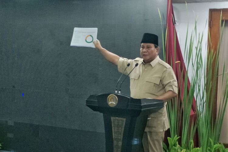 Ketua Umum Partai Gerindra Prabowo Subianto saat menyampaikan pidato berisi kritik terhadap pemerintah seusai bertemu Ketua MPR Zulkifli Hasan di rumah dinas Ketua MPR, Kompleks Widya Chandra, Jakarta Selatan, Senin (25/6/2018).