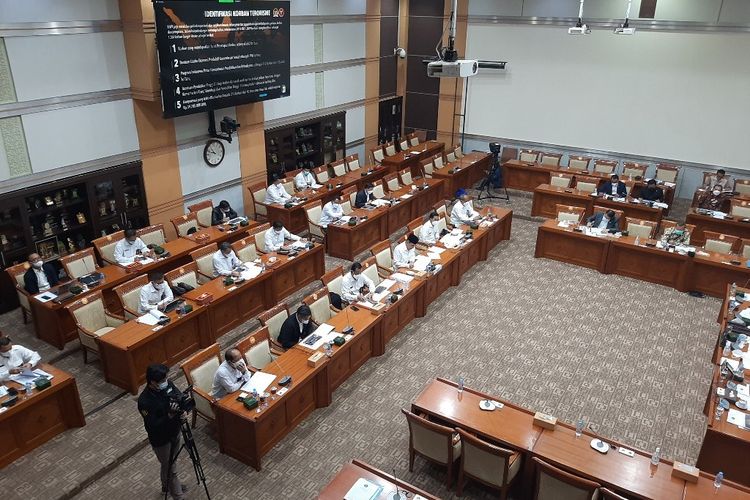 Suasana rapat kerja Komisi III DPR dengan Badan Nasional Peanggulangan Terorisme di Kompleks Parlemen, Jakarta, Selasa (25/1/2022).