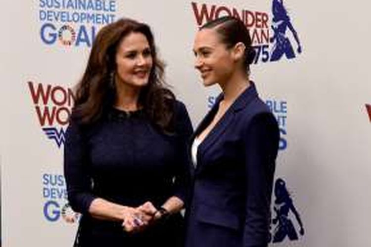 Dua aktris pemeran Wonder Woman, Lynda Carter (kiri) dan Gal Gadot, menghadiri pemberian gelar Honorary Ambassador for the Empowerment of Woman and Girls bagi Wonder Woman di markas besar PBB di New York, Jumat (21/10/2016).