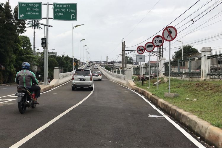 Pengendara melewati Flyover Tanjung Barat, Jakarta Selatan pada Minggu (31/1/2021).