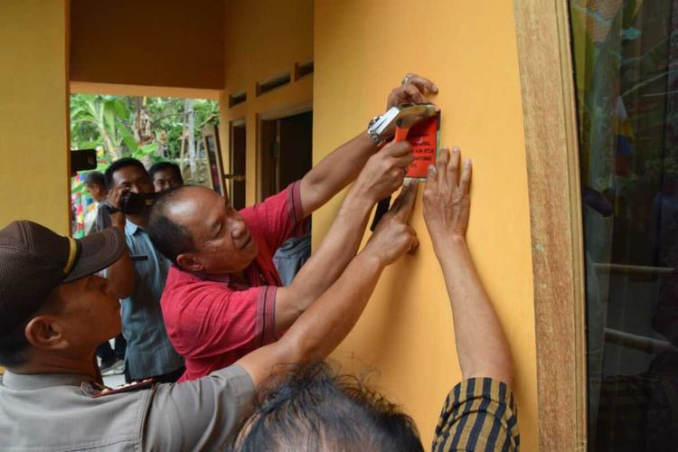 Wakil Bupati Banyumas Sadewo Tri Lastiono meresmikan rumah yang direnovasi melalui program RTLH di Desa Randegan, Kecamatan Wangon, Kabupaten Banyumas, Jawa Tengah, Kamis (12/12/2019).