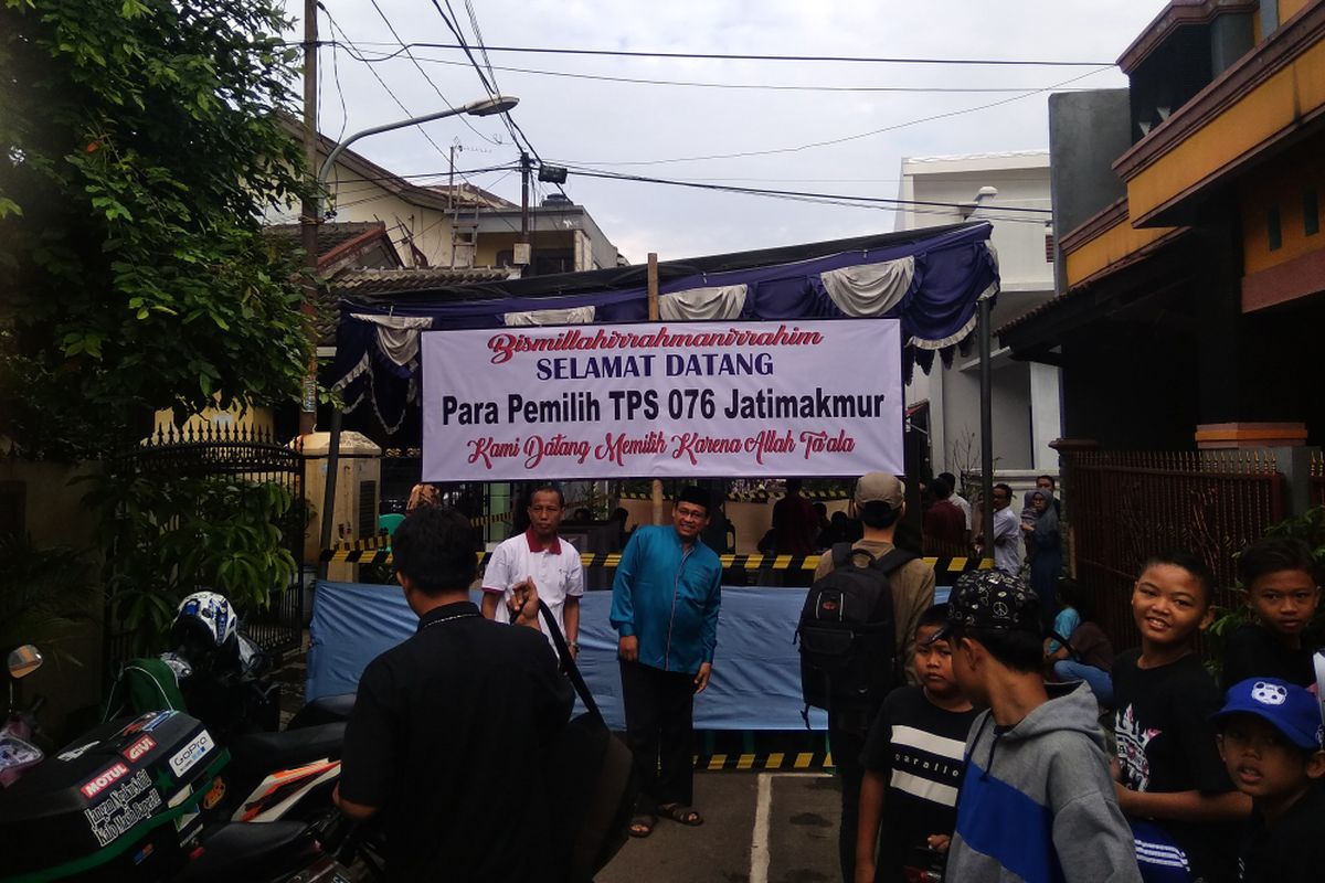 Syaikhu melakukan pencoblosan di TPS 76 yang berlokasi di Jalan Antara, Bekasi Kota, Rabu (27/6/2018)