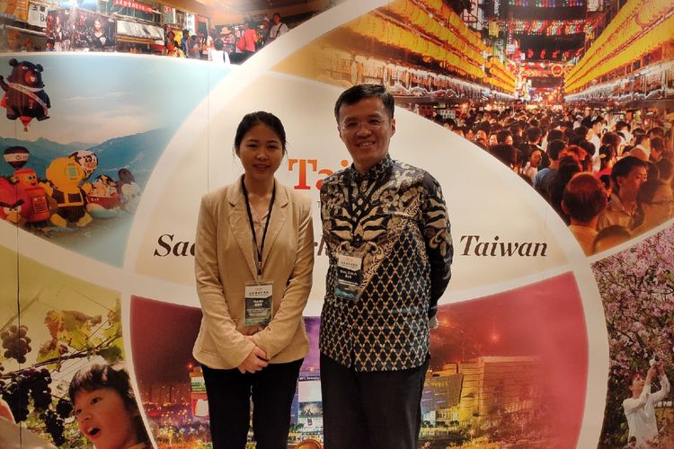 Direktur Taiwan Tourism Bureau untuk Malaysia Filipina Indonesia dan Brunei, Abe Chou dan translator berfoto di acara 2020 Taiwan Tourism Workshop di Jakarta, Senin (24/2/2020).