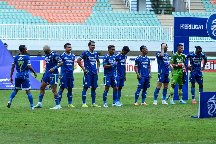 Skuad Persib Bandung tengah memasuki lapangan pertandingan di Kompetisi Liga 1 2022-2023.