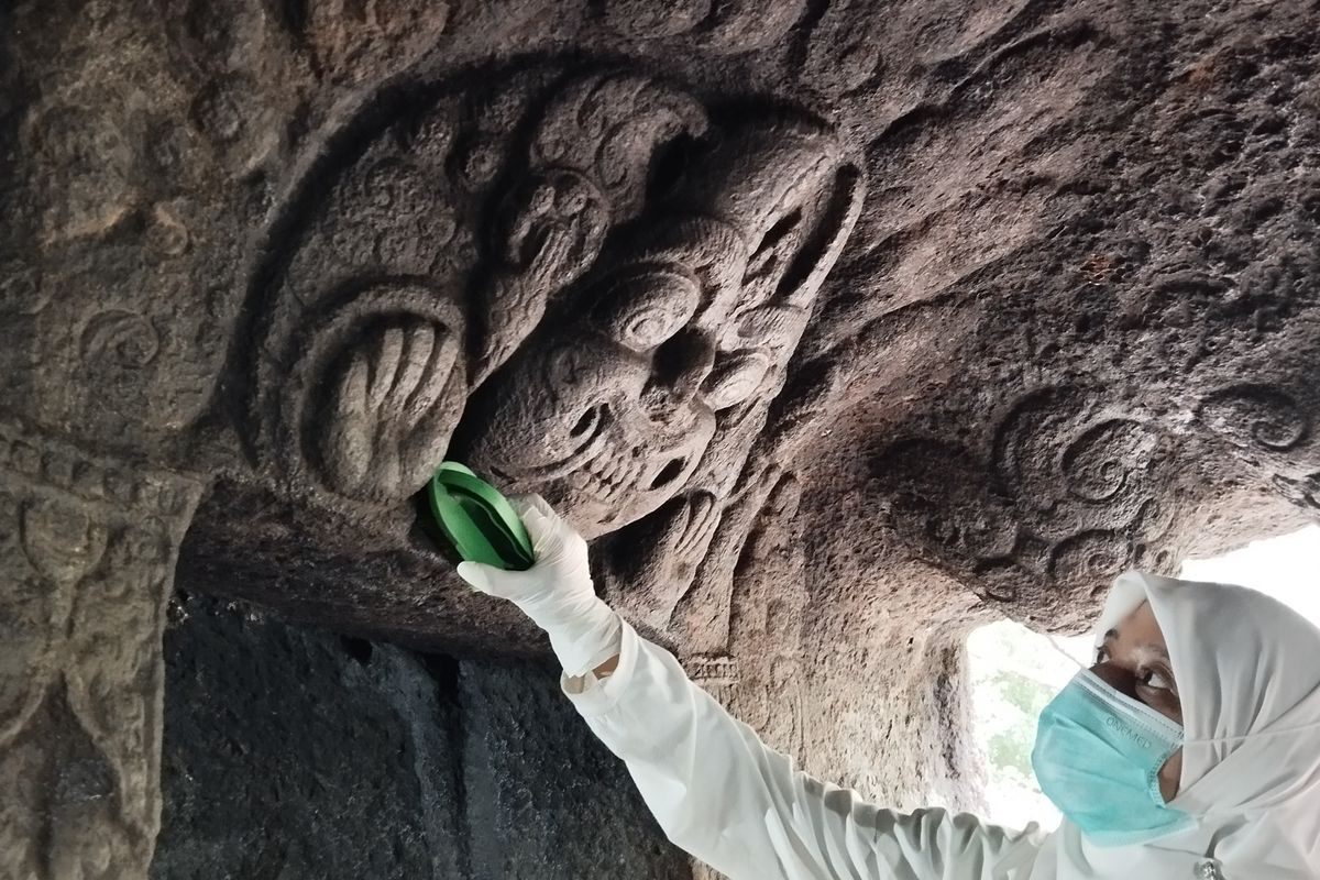 Petugas BPKW XI menggelar konservasi gua di antaranya dengan membersihkan bagian relief pada Gua Selomangleng, Kota Kediri, Jawa Timur, Jumat (13/2025).