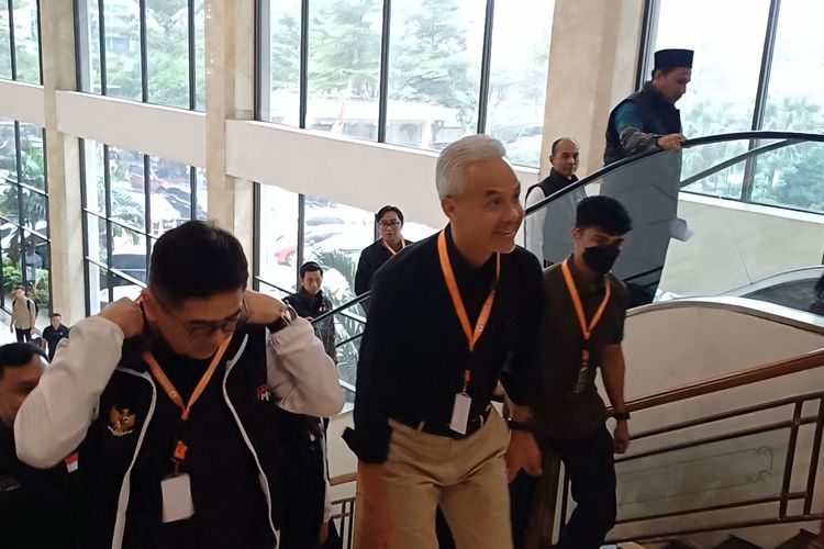 Ganjar-Mahfud Hadir Deklarasi Pemilu Damai Bawaslu, Kenakan Baju Hitam-Putih