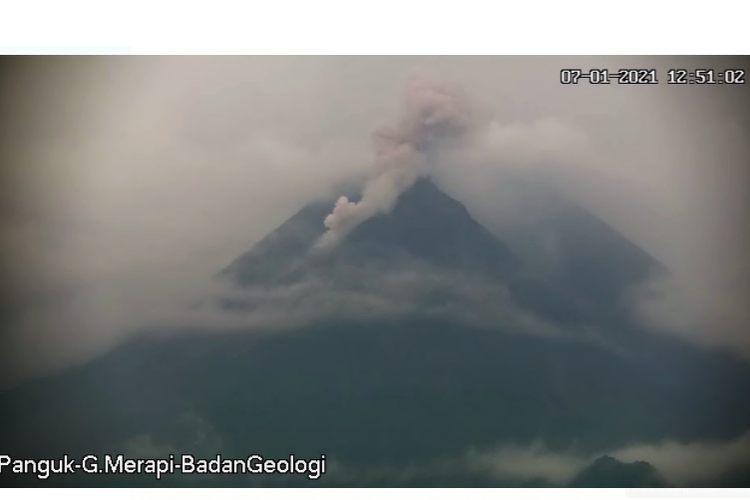 Tangkapan layar kondisi Gunung Merapi yang terjadi awan panas guguran pada Kamis, (7/1/2021) pukul 12.50 WIB.