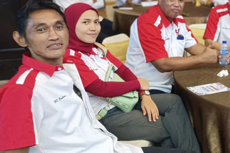 Hasanudin (42) bersama istrinya, Upi Siti Mardiana (37) saat menghadiri acara Partai Perindo.  