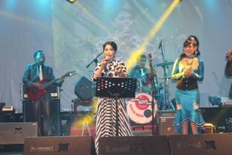 Bupati Kendal, widya Kandi Susanti, saat menyanyi