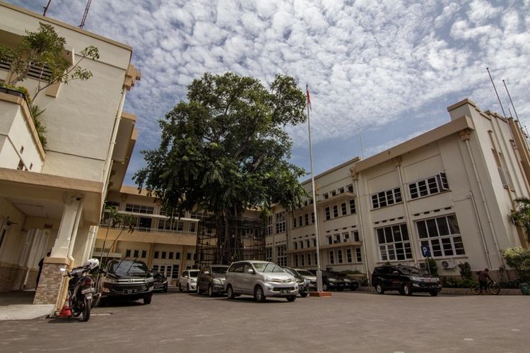 Cagar budaya berupa gedung milik PT Pertamina (Persero), di Jalan Veteran, Krembangan Selatan, Kota Surabaya. Gedung ini masuk cagar budaya berdasar SK Wali Kota Surabaya No. 188.45/251/402.104/1996 Nomor Urut 36. Gedung ini bernama asli De Societeit Concordia, yang dirancang oleh J.P Emerling dan dibangun tahun 1843. Awalnya gedung ini dibangun untuk menjadi tempat hiburan di Surabaya. 