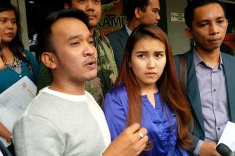 Ayu Ting Ting (kanan) dan Ruben Onsu (kiri) memberi keterangan kepada para wartawan di Sentra Pelayanan Kepolisian Terpadu, Mapolda Metro Jaya, kawasan Sudirman, Jakarta Selatan, Jumat (14/8/2015) siang.