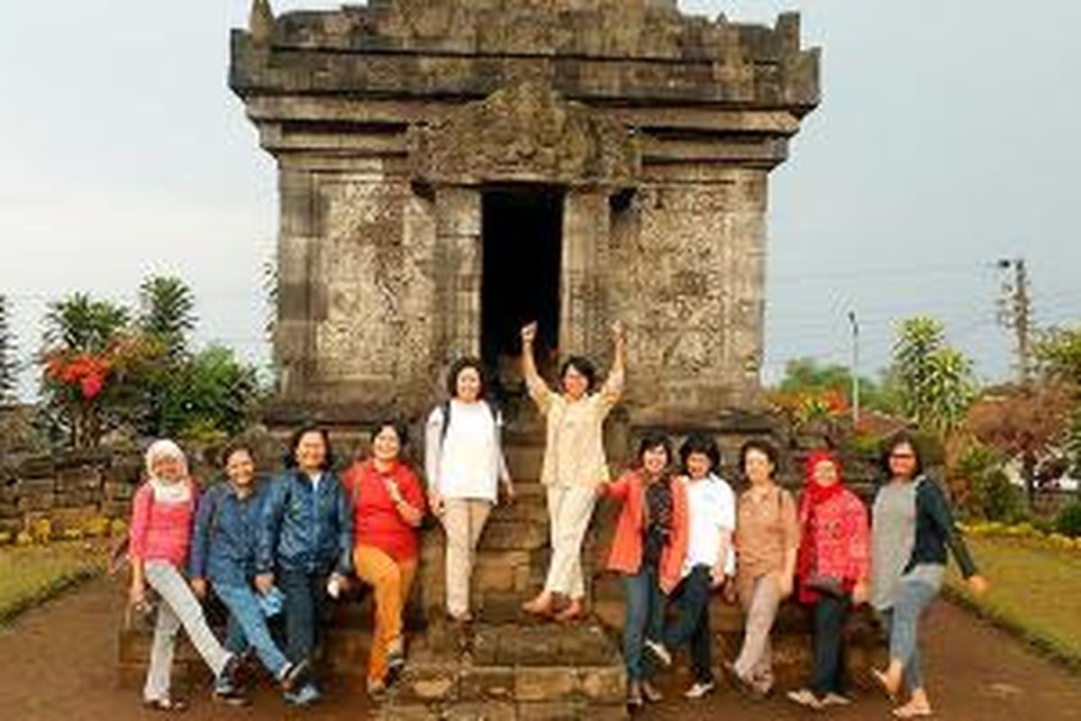 Peserta Temanggung Heritage Trail gembira bergaya di Candi Pringpaus, Temanggung.