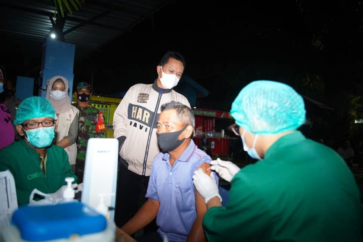 Wali Kota Madiun Maidi menyaksikan salah satu warga divaksin sebelum mengikuti kegiatan cangkrukan di Kelurahan Demangan, Kecamatan Taman, Kota Madiun, Sabtu (18/9/2021) malam.
