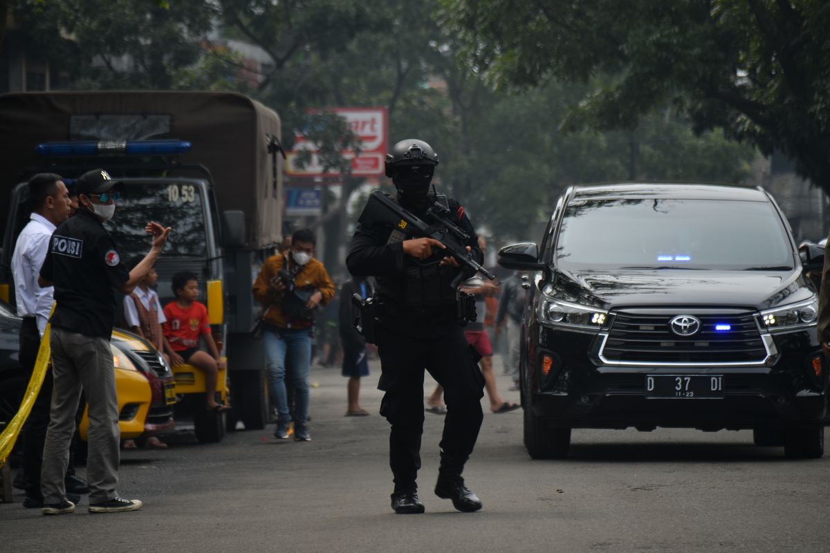 Anggota Brimob berjaga di kawasan Astanaanyar, Bandung, Jawa Barat, Rabu (7/12/2022). Penjagaan ketat tersebut akibat adanya ledakan yang diduga bom bunuh diri di Kantor Polsek Astanaanyar, Kota Bandung. ANTARA FOTO/Raisan Al Farisi/agr/aww.